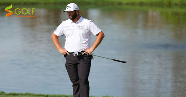 JON RAHM HỎNG CÚ GẠT CÁCH 25CM
